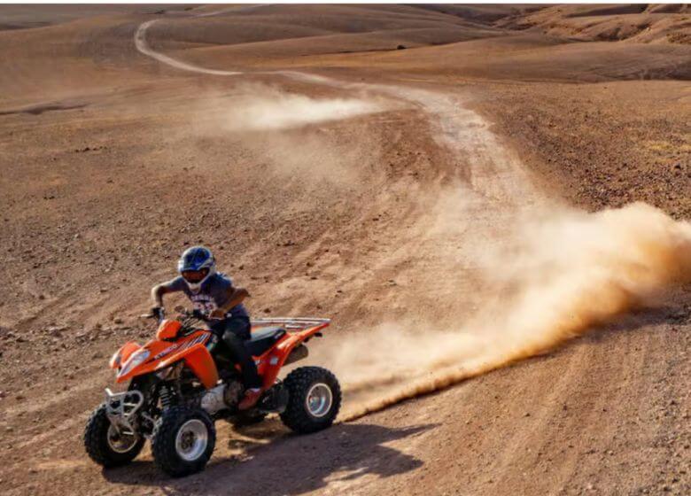 Randonneurs en quad Agafay Marrakech sur pistes rocailleuses