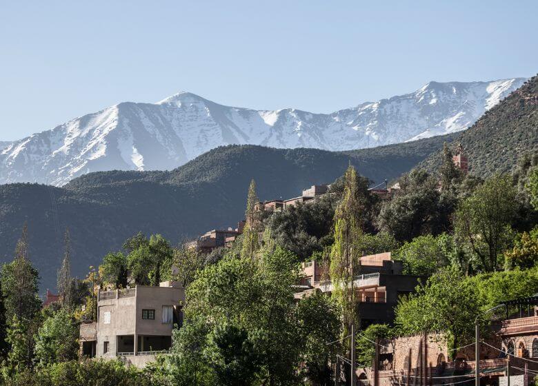 Vue panoramique sur la vallée Ourika entourée de montagnes de l’Atlas